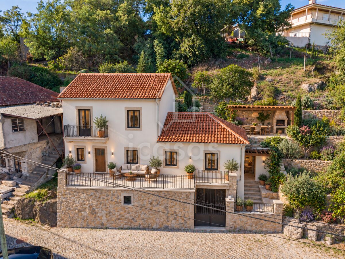 Imagem ilustrativa · gerada por IA: fachada e terreno da moradia, remodelados, com o terreno ajardinado